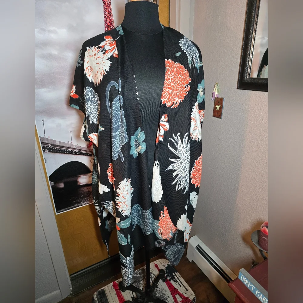 OSFM NWOT Boutique Kimono 37.5Long 34.5ptp Blk Floral Raw Fringe Hem Soft! - Picture 1 of 13